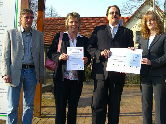 Gruppenbild am Eingang BARFUSS-Park. Foto: Jürgen Alteholz